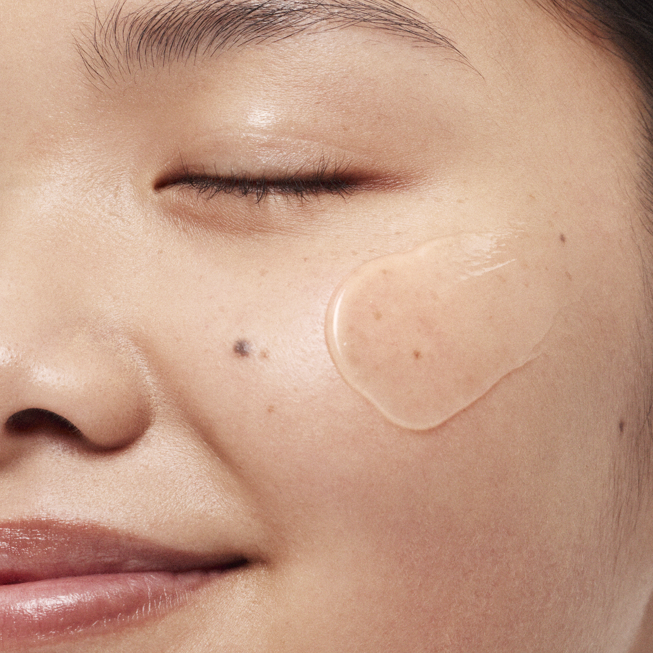 Heyday model applying serum